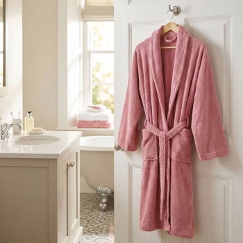 Bequemer Bademantel in Rosa aus 100% Baumwolle und Frottier mit Schalkragen in Einheitsgrösse - als Morgenmantel für Sauna und Wellness