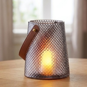 Preview: Schöne wiederaufladbare LED Teelichter im 4er Set mit Ladestation, stimmungsvolle Flammenlicht Kerzen in Warmweiss für Kerzenschein Deko