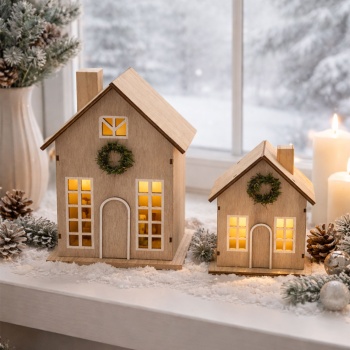 Preview: Schönes Deko LED Haus mit Timer 11,5x8x17 cm: Beleuchtetes Miniatur Haus aus Kunstholz für Tischdeko & Fenster, warmweisses Licht