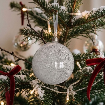 Preview: Elegante Dekokugel aus Glas gefrostet mit 20 LEDs: warmweiss hängend für Weihnachten mit Timer, Batterie - Ø 12cm Deko Leuchte