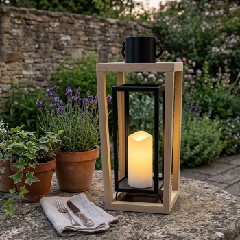 Laterne aus Holz & Metall mit LED Kerze und Timer, 38 cm, offenes Design in Natur-Schwarz, flammenlose Deko Laterne mit Griff