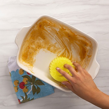 Preview: Scrub Daddy Original Reinigungsschwamm, Smiley Spülschwamm mit FlexTexture, hart in kaltem und weich in warmem Wasser, kratzfrei, spülmaschinengeeignet