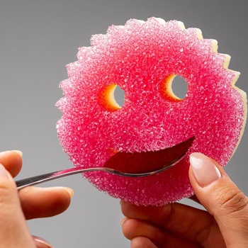 Preview: Scrub Mommy Pink doppelseitiger Reinigungsschwamm, Smiley Spülschwamm mit Schrubbseite und weicher Schaumseite, kratzfrei, spülmaschinengeeignet