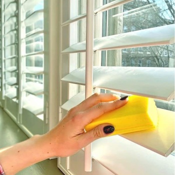 Preview: Scrub Daddy Damp Duster Gelb, Staubschwamm, feuchter Staubwischer für Jalousien, Lüftungsgitter, Sockelleisten und Spiegel, wiederverwendbar und auswaschbar