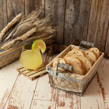 Preview: Holz-Untersetzer Paletten-Optik 4er-Set - Rustikale Eleganz für Ess-, Garten- & Couchtisch - Robust, langlebig, 10x10x4cm - Leicht zu reinigen