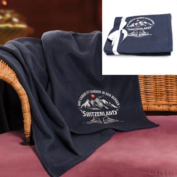 Kuschelig weiche Polar-Fleece-Decke, 250g/m², mit einzigartigem Sticklogo. Warm & leicht, ideal für Sofa & Bett. Premium-Decke für Komfort