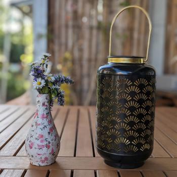 Preview: Solar Laterne Metall schwarz - Warmweisses Licht & goldene Applikationen - Ø 13 x H 23,5 cm - NiMH 250 mAh Akku - 6h Leuchtdauer - Garten, Balkon, Terrasse