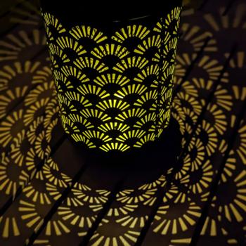 Preview: 2er-Set Solar Laterne Metall schwarz - Garten Deko mit warm-weissem Licht & Lochmuster - Ø 13xH 23.5cm - NiMH 250mAh Akku- bis zu 6h Leuchtdauer