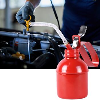 Ölspritzkanne - flexible Tülle & Pumpfunktion - 300 ml Volumen - robuste Metallkanne für Fahrzeuge, Motoren & Maschinen - rot - präzises Schmieren