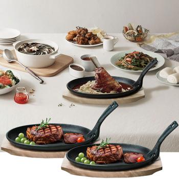 2er-Set Massive Profi Servierpfanne aus Gusseisen mit Holz-Untersetzer, 24 x 14 x 2,2 cm, Abnehmbarer Griff, bis 230 °C hitzebeständig 