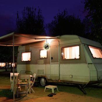 Preview: Kompakte 2in1 Camping-Lampe mit Ventilator: 12 LED-Lichter, witterungsbeständig, batteriebetrieben (17x4,7cm) – Ideal für Camping & Outdoor-Abenteuer