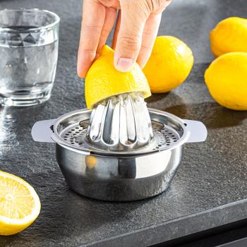 Preview: Zitronenpresse Manuell Edelstahl - Für frisch gepresste Fruchtsäfte mit Sieb & Auffangschale - Hygienisch, rostfrei, spülmaschinengeeignet, 16.5x13x10cm
