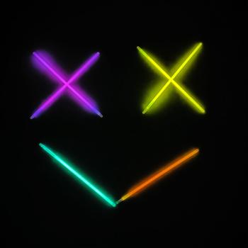 Preview: Knicklichter Set 90 Stück - Für Parties, Outdoor & Camping - 5 Neonfarben - 22 cm Länge - Inkl. Verbindungshüllen - Chemolumineszenz-Licht ohne Flammen