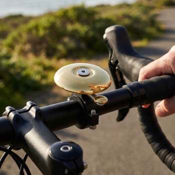 Preview: Kompakte Fahrradklingel - extra laut für Sicherheit im Strassenverkehr - Ø 4,8 cm - goldfarben - schnelle Montage für jedes Velo, Flache Veloglocke