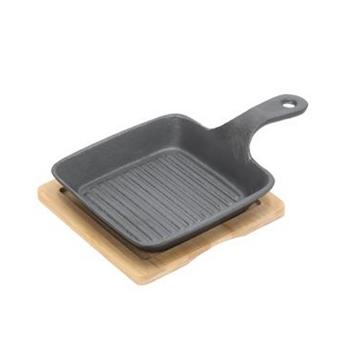 Preview: Quadratische Servierpfanne aus Gusseisen, 2 Henkel, Bambusbrett als eleganter Untersetzer, Ø 15cm, flache Pfanne für Gratin, Tapas, Curry und Fleisch