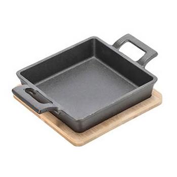 Preview: Quadratische Servierpfanne aus Gusseisen, 2 Henkel, Bambusbrett als eleganter Untersetzer, Ø 13cm, flache Pfanne für Gratin, Tapas, Curry und Fleisch