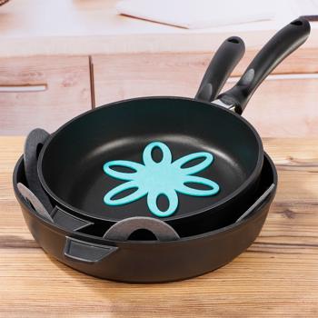 Preview: 4er-Set Pfannenschutz aus Filz - Effektiver Kratzschutz für Töpfe & Pfannen - Blumenform Design, Ø 38 & 15 cm, 2mm dick - Grau/Türkis