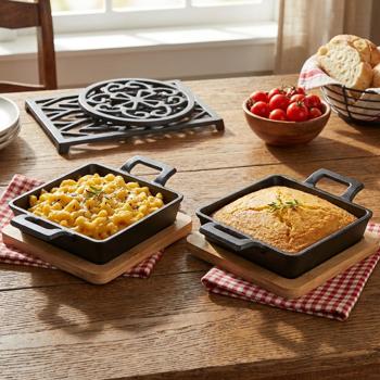 2er-Set Quadratische Servierpfanne aus Gusseisen, 2 Henkel, Bambusbrett als eleganter Untersetzer, Ø 13cm, Pfanne für Gratin, Tapas, Curry und Fleisch