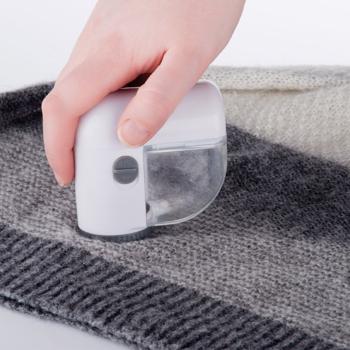 Preview: Mini-Fusselrasierer für Kleidung - entfernt Fussel, Noppen & Knötchen - batteriebetrieben, Metall-Flusengitter & Auffangbehälter - inkl. Schutzkappe & Reinigungsbürste