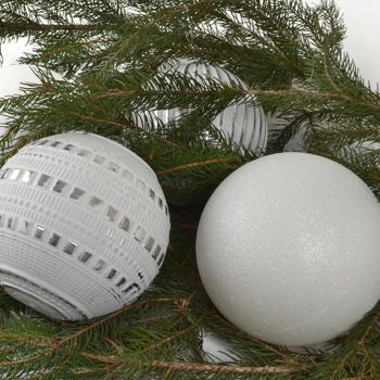 Preview: Weihnachtskugeln 4er-Set weiss - Ø 15 cm Christbaumkugeln mit 3 Designs für festliche Weihnachtsdekoration - Edler Baumschmuck Adventszeit Büro Zuhause