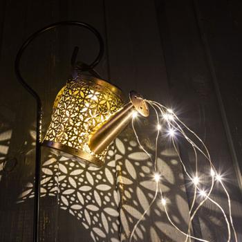 Preview: 2er-Set LED Deko Giesskanne solarbetrieben - Märchenhafte Gartenbeleuchtung mit Erdspiess & Tischfunktion - 40 warm-weisse LEDs, IP44 wetterfest