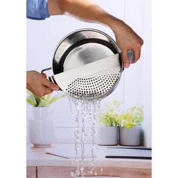 Abgiesshilfe Edelstahl für Pfannen bis Ø 24cm - Sicheres Abgiessen heisser Flüssigkeiten - Spülmaschinenfest & Halbmond-Form 33x13cm