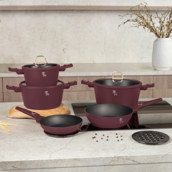 Preview: Design Kochset inkl. Untersetzer, Aluminium, 10-teilig, Titan Antihaftbeschichtung, bordeaux, für alle Herdarten geeignet