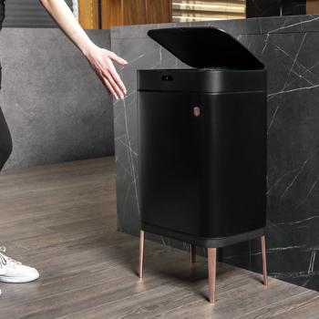 Preview: Design Abfalleimer 60L mit Touch-Sensor – Mülleimer aus Metall, mattschwarz-roségold – Abfallbehälter mit Sensor-Deckel