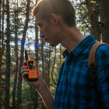 Preview: Extrem robuste Outdoor Walkie-Talkies (2er-Set), IPX7, 10km Reichweite, Taschenlampe, orange/schwarz - Perfekt für Outdoor-Enthusiasten