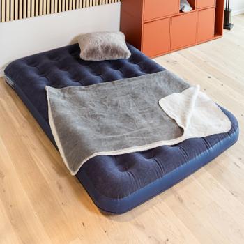 Preview: Komfortables Luftbett für 2 Personen, 191x137x22cm, Blau – Weiche Velours Oberfläche, für Gäste & Camping, bequemes Gästebett
