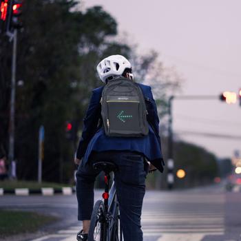 Preview: LED Blinker-Rucksack: Leuchtende Pfeile, sicher, schwarz, mit Notebook-Fach & Fernbedienung – Sichtbare Sicherheit für Fussgänger, Radfahrer & Pendler