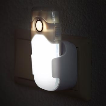 Preview: Clevere Akku LED-Taschenlampe für die Steckdose mit Einschaltautomatik: 20lm, weiss, bis 2h unabhängig - Nacht-&Notfalllicht für mehr Sicherheit