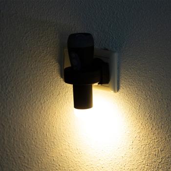 Preview: Akku LED-Taschenlampe: 200lm, Einschaltautomatik, Nachtlicht, schwarz - Automatisches Notlicht & Taschenlampe in Einem – Praktisch & Zuverlässig