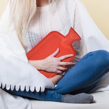 Preview: Wärmflasche Naturkautschuk 2,0 Liter - Ideal für Bett, Couch & Entspannung - Lindert Schmerzen, kühlt im Sommer - Rot, 19,5x32cm, BS 1970:2006 Standard