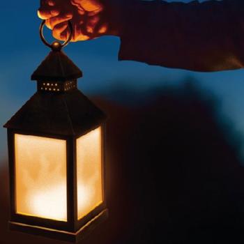Preview: LED-Laterne mit Flammeneffekt schwarz - Realistisches Flackern für drinnen & draussen - 24 LEDs, IP20, Batteriebetrieb 10.5x10.5x24cm
