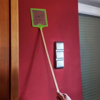 Preview: 2er-Set XL Fliegenklatsche mit Bambus-Stab – 75 cm extra lang für mühelose Insektenbekämpfung von Mücken & Motten – hygienisch & robust