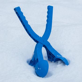 Preview: 2er-Set Doppel-Schneeballformer - kreiert 2 perfekte Schneebälle gleichzeitig - Kunststoff blau, 36x15x8cm - für Winterspass & Schneeballschlachten