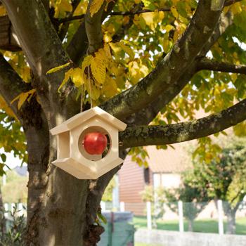 Preview: Nachhaltiges Fichtenholz-Vogelhaus: Gewinkelt, mit Edelstahl-Spieß. Aufhängbares Futterhaus in sozialer Einrichtung gefertigt - Natürlicher Vogeltreffpunkt