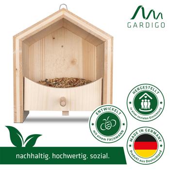 Preview: Nachhaltiges Fichtenholz Vogel-Futterhaus mit Sitzstange - in einer sozialen Einrichtung handgefertigt - Exzellente Verarbeitung für langanhaltende Freude