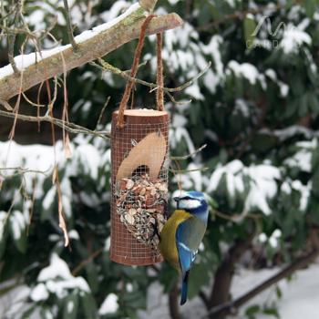 Preview: Vogelfuttersäule aus Naturholz - Sicherer Futterplatz für Wildvögel im Garten - 20xØ8cm, FSC-zertifiziert, mit Drahtnetz & Aufhängevorrichtung