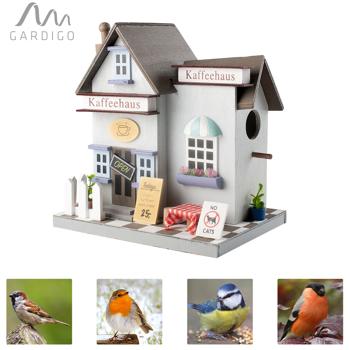 Preview: 2er-Set Nisthilfe Kaffeehaus-Optik - Vogelhaus für Haussperlinge & Trauerschnäpper mit Reinigungsöffnung - 22.5x24x16.6 cm - zum Aufhängen/Hinstellen