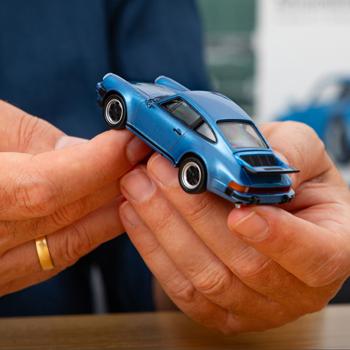 Preview: Adventskalender, Modellauto Porsche 911 Turbo, Begleitbuch, Massstab 1:43