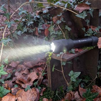Preview: Varta LED-Taschenlampe Indestructible F30 Pro - 650lm-Leuchtweite 279m - IP67 wasserdicht-stossfest IK08 - Inkl. Batterien - 75h Leuchtdauer