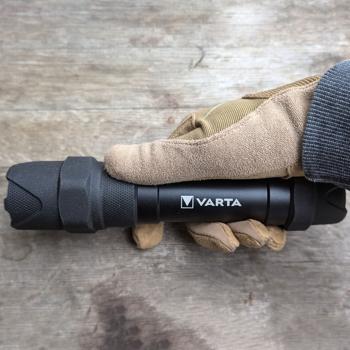 Preview: Varta LED-Taschenlampe Indestructible F30 Pro - 650lm-Leuchtweite 279m - IP67 wasserdicht-stossfest IK08 - Inkl. Batterien - 75h Leuchtdauer