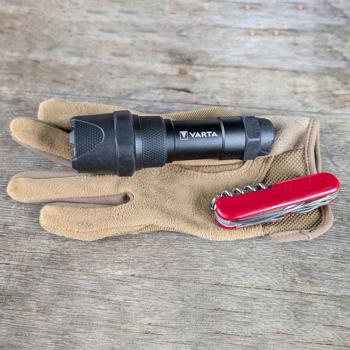 Preview: Varta LED-Taschenlampe Indestructible F10 Pro - extrem robust, bruchfest, 9m Falltest - 300 Lumen, 183m Leuchtweite, IP67 wasserdicht - inkl. AAA Batterien