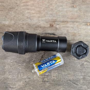 Preview: Varta LED-Taschenlampe Indestructible F10 Pro - extrem robust, bruchfest, 9m Falltest - 300 Lumen, 183m Leuchtweite, IP67 wasserdicht - inkl. AAA Batterien