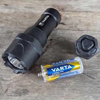 Preview: Varta LED-Taschenlampe Indestructible F10 Pro - extrem robust, bruchfest, 9m Falltest - 300 Lumen, 183m Leuchtweite, IP67 wasserdicht - inkl. AAA Batterien