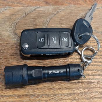 Preview: Varta Schlüsselanhänger LED-Taschenlampe Indestructible - extrem robust, langlebig, 9m Fallschutz, IPX4 - 12lm, 10m Leuchtweite, inkl. Batterie