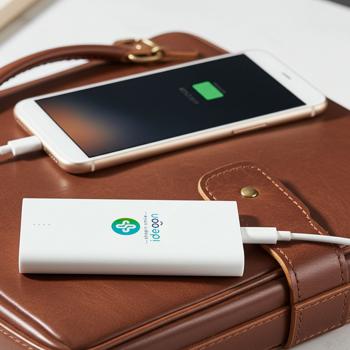Preview: Kompakte Powerbank USB-C (4.000mAh) – Ultra-Slim Powerbank mit fest integriertem Kabel & Lightning Adapter – Mobiler Akku-Boost