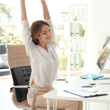 Preview: Ergonomisches Rückenkissen aus Memory-Schaum, mit abnehmbarem Bezug, Lendenkissen für bequemes Sitzen am Arbeitsplatz, Homeoffice, Auto, Büro u.v.m.